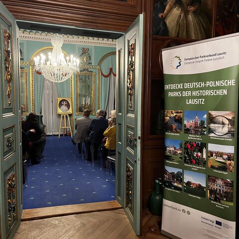 Das kleine Theaterst&uuml;ck fand im Rahmen des Interreg VI A Projektes "Inwertsetzung Parkverbund" statt, &copy; Kamil Jągowski - Fachbereich Kultur Stadt Cottbus/Ch&oacute;śebuz