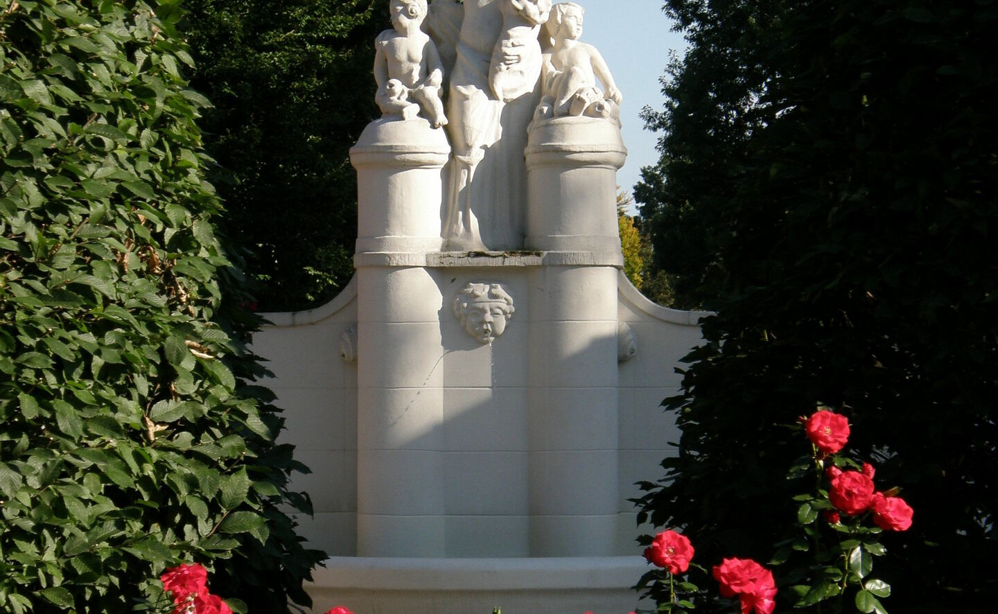 Flora mit Rosenbrunnen am Historischen Haupteingang, Foto: Annette Schild