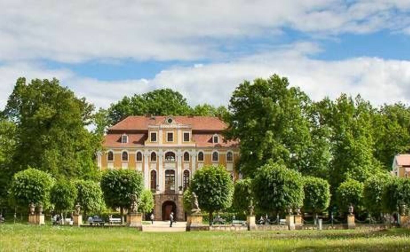 Panoramaansicht Schloss und Pavillons, mit Balustrade, Foto: Gartenkulturpfad Oberlausitz e.V.