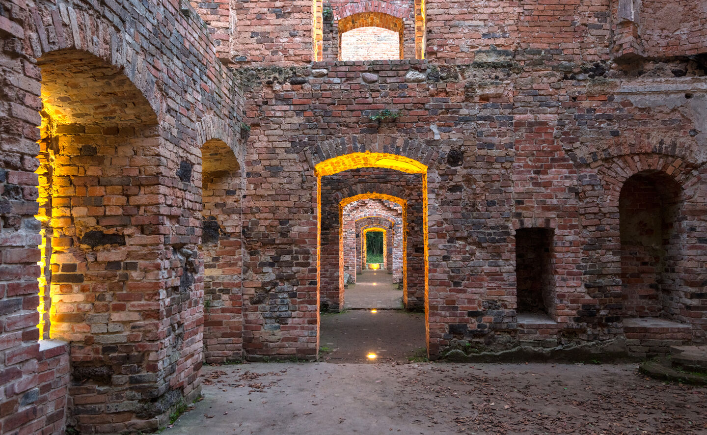 Schlossruine am Sonnenuntergang, &copy; Leo Seidel