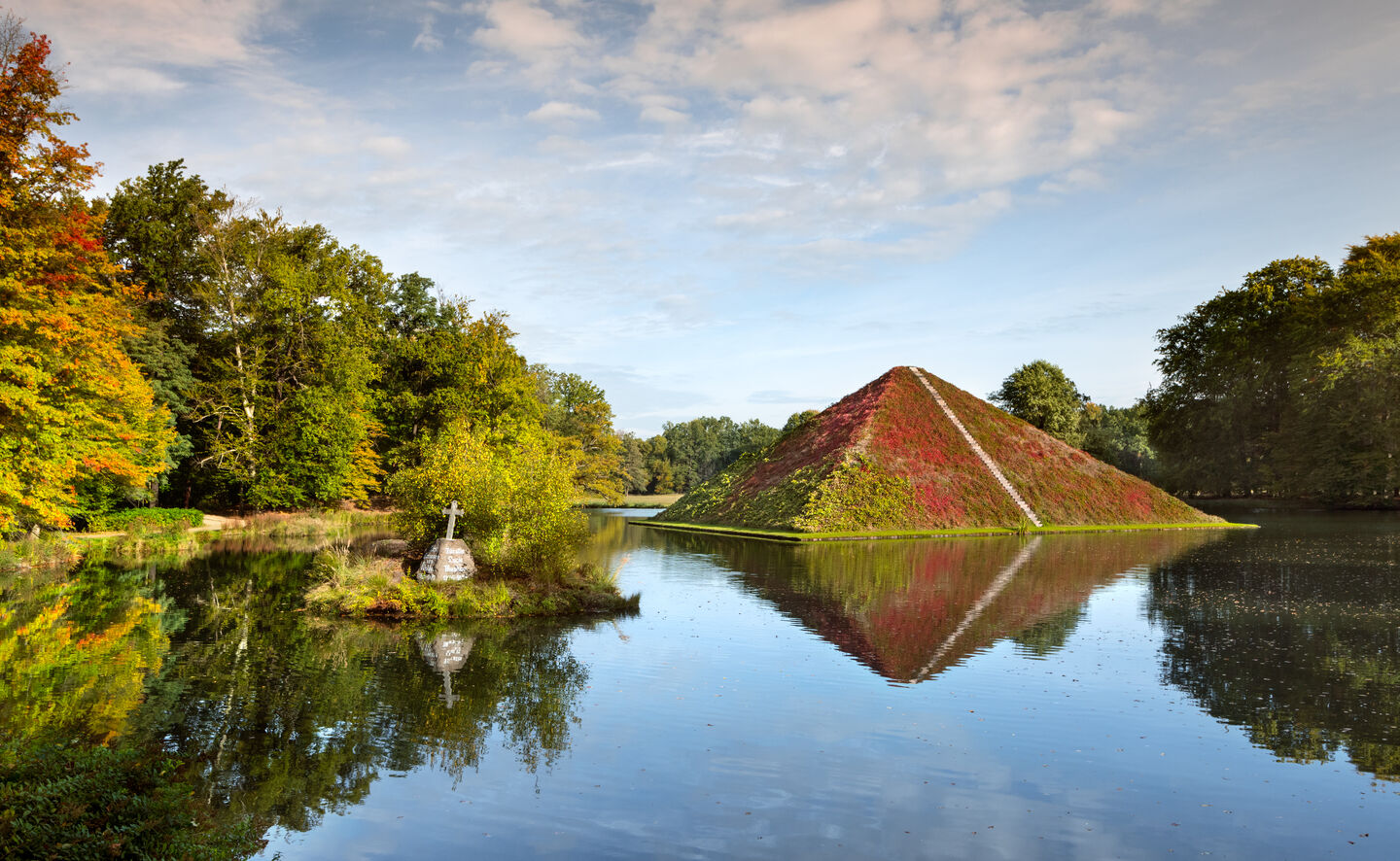 Der im Pyramidensee stehende Tumulus mit Grablege des F&uuml;rsten von P&uuml;ckler-Muskau, &copy; Leo Seidel