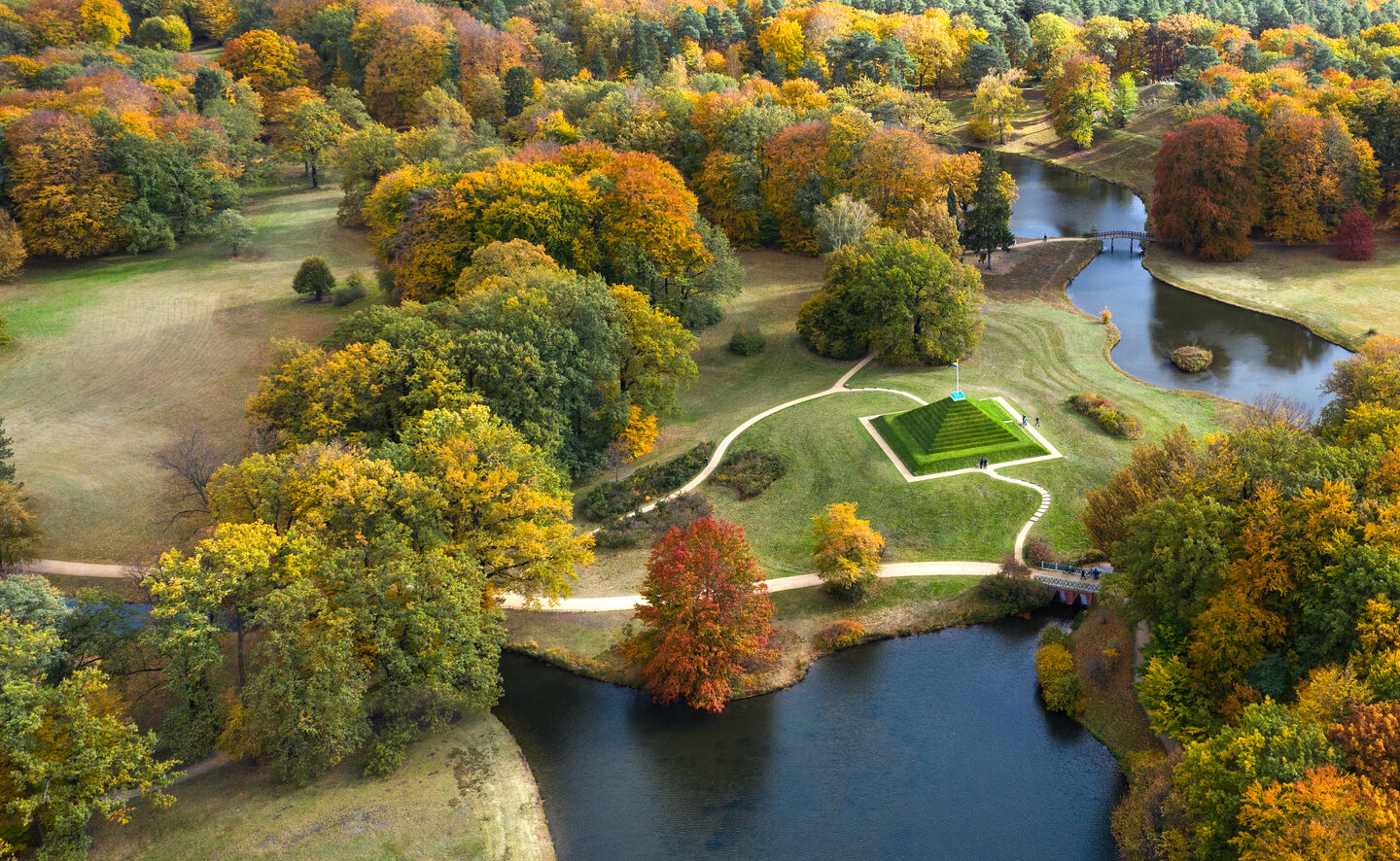 Drohnenfoto &uuml;ber Pyramidenflur mit Blick auf die Landpyramide, &copy; Leo Seidel