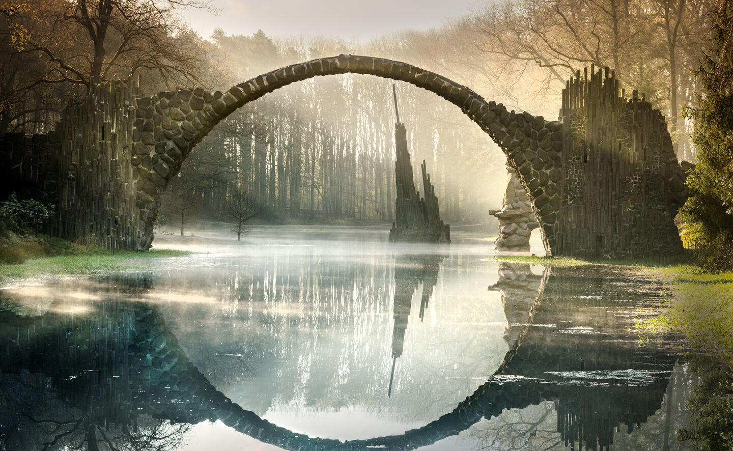 Rakotzbr&uuml;cke im Nebel, &copy; Leo Seidel