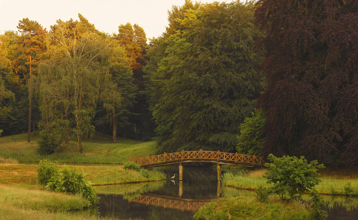 In der Pyramidenflur: Br&uuml;cke &uuml;ber den Schlangensee am Hermannsberg, Foto: Hans Bach, Potsdam / SFPM (2014)