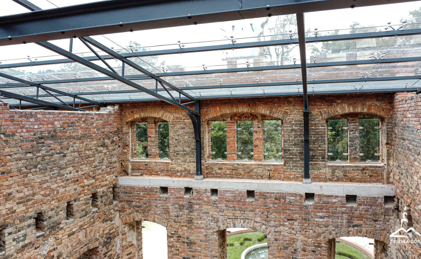 &uuml;berdachte Schlossruine in Zatonie, &copy; Władysław Czulak / Urząd Miasta Zielona G&oacute;ra