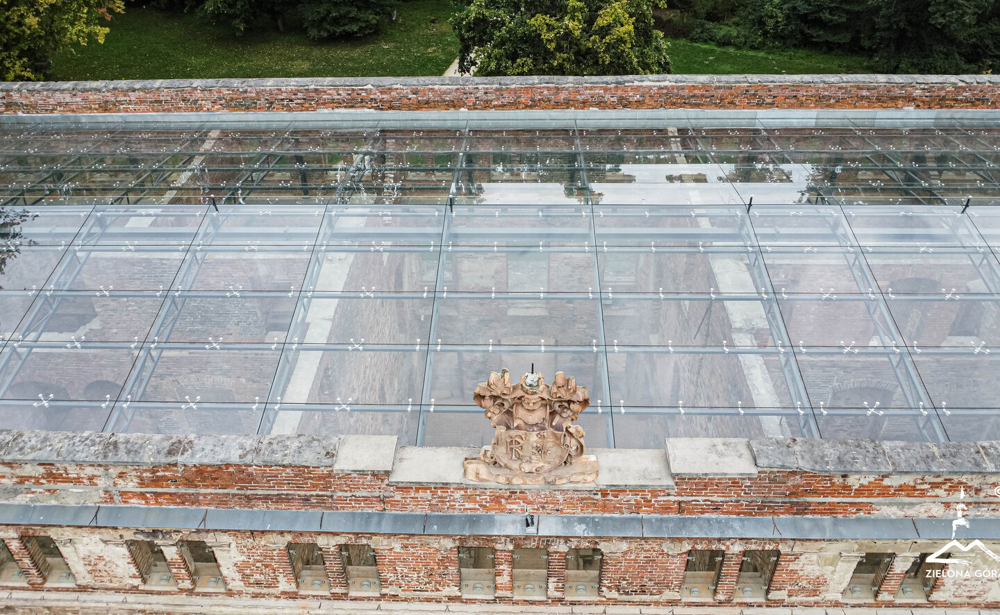 &uuml;berdachte Schlossruine in Zatonie, &copy; Władysław Czulak / Urząd Miasta Zielona G&oacute;ra