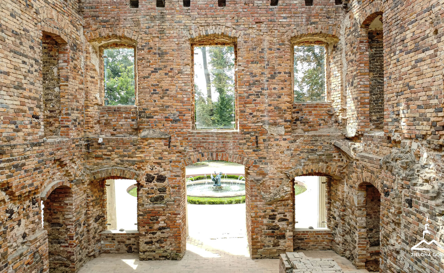 Glasfenster in Schlossruinen, &copy; Władysław Czulak / Urząd Miasta Zielona G&oacute;ra