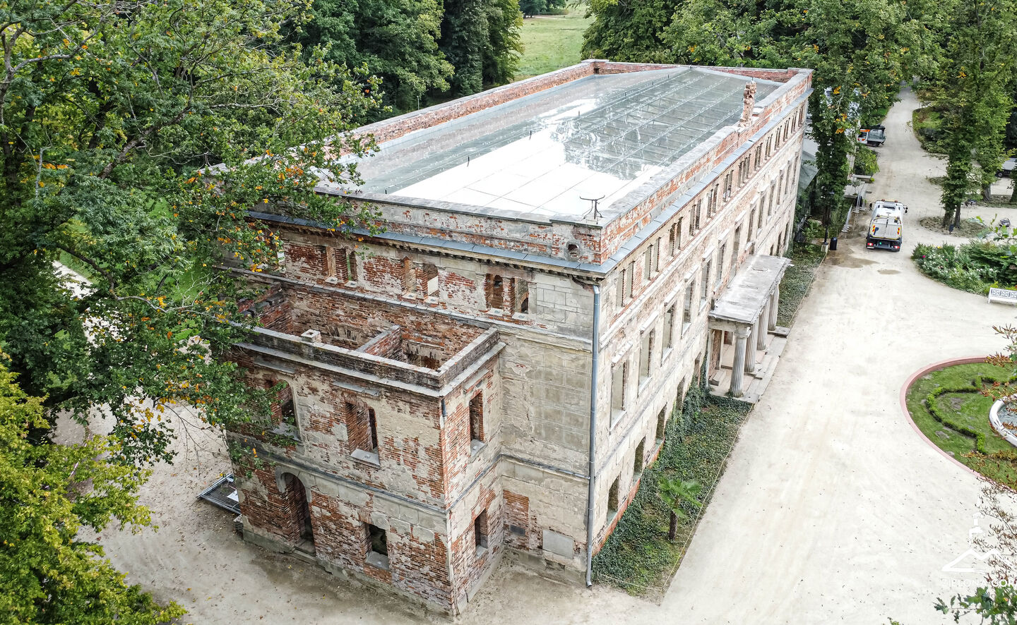 &uuml;berdachte Schlossruine in Zatonie, &copy; Władysław Czulak / Urząd Miasta Zielona G&oacute;ra