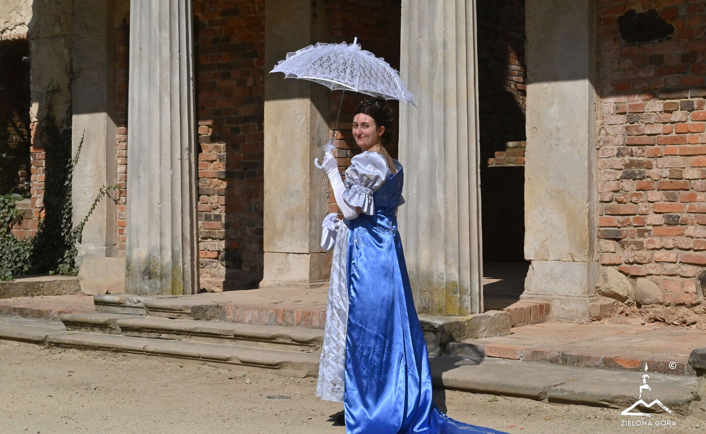Herzogin von Dino vor dem Schloss, &copy; Władysław Czulak / Urząd Miasta Zielona G&oacute;ra