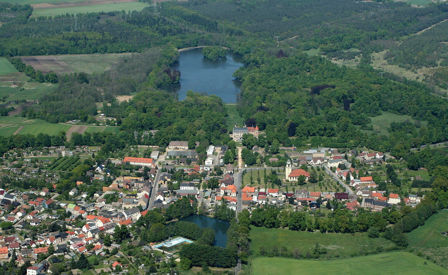 Luftbild Gemeinde Altd&ouml;bern mit Blick auf den Schlosspark, Foto: Rolf W&uuml;nsche